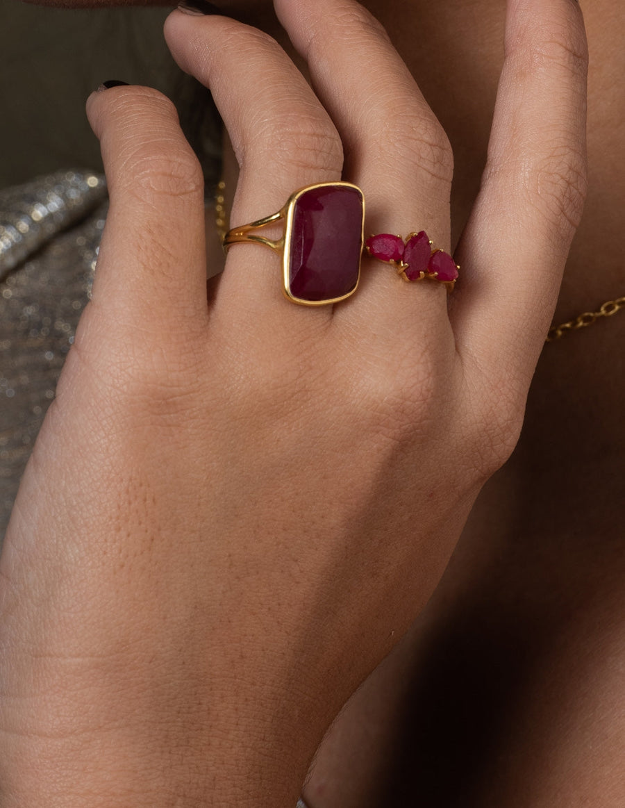 Anillo con piedra granate forma geometrica Lavani