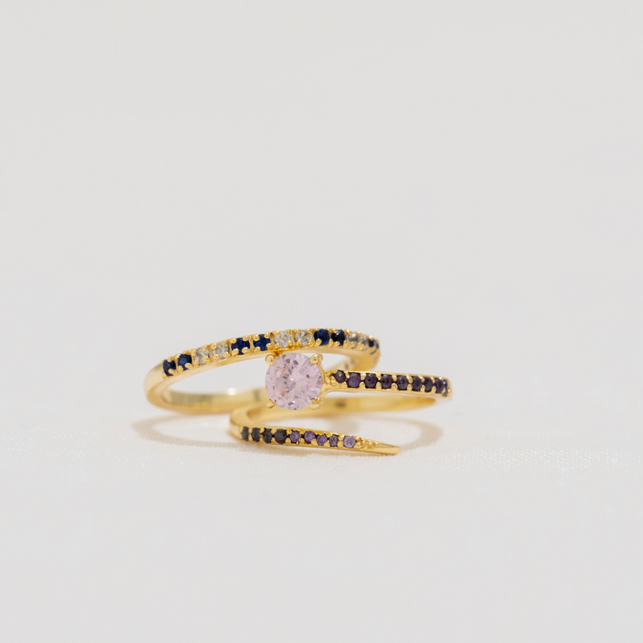 Anillo regulable decorado con circonitas de color rosa.