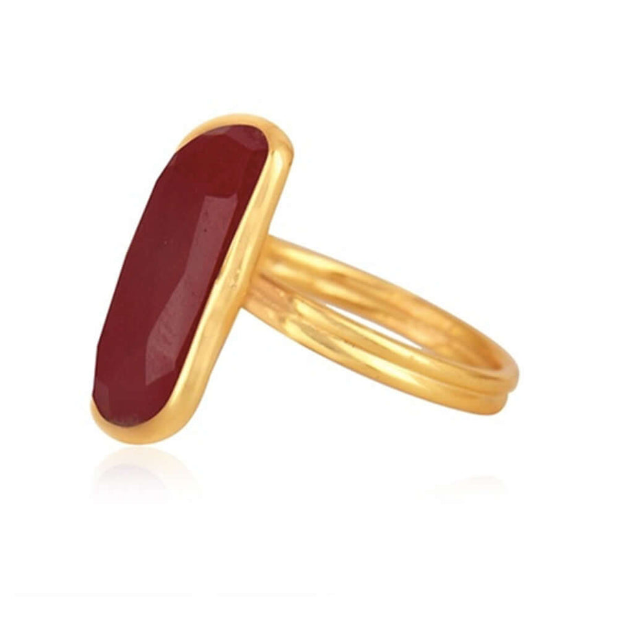 Perfil de anillo bañado en oro con piedra granate