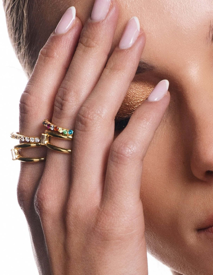 Anillo triple dorado con piedras multicolores