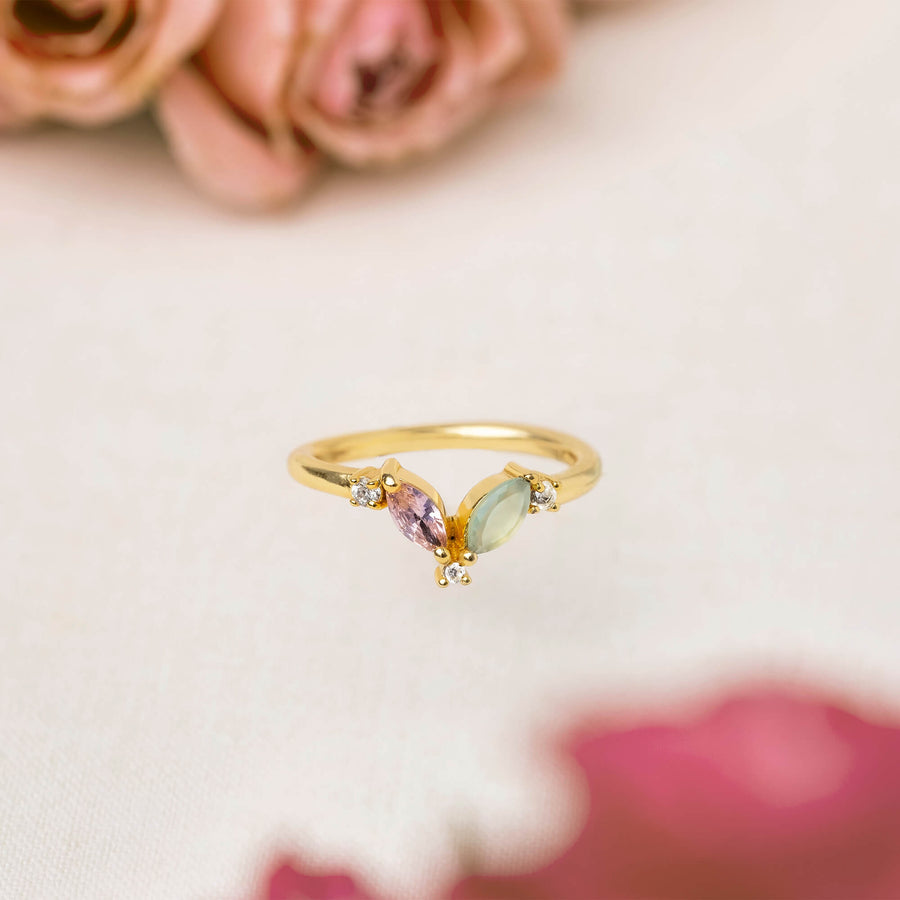 Anillo dorado Denali visto de perfil con hojas de flor de loto