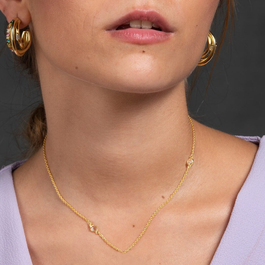 Modelo luciendo Cadena dorada Birtshtone Aries