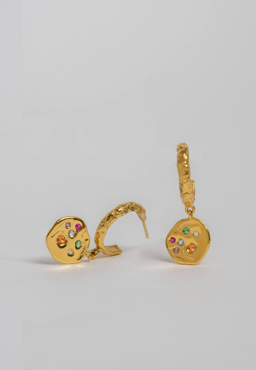 Aros dorados con colgante de monedas