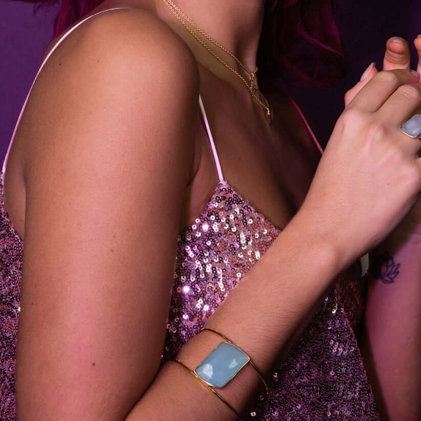 Modelo con brazalete piedra natural aguamarina diseño de Lavani Jewels