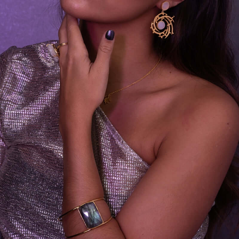 Modelo con brazalete ancho para eventos especiales