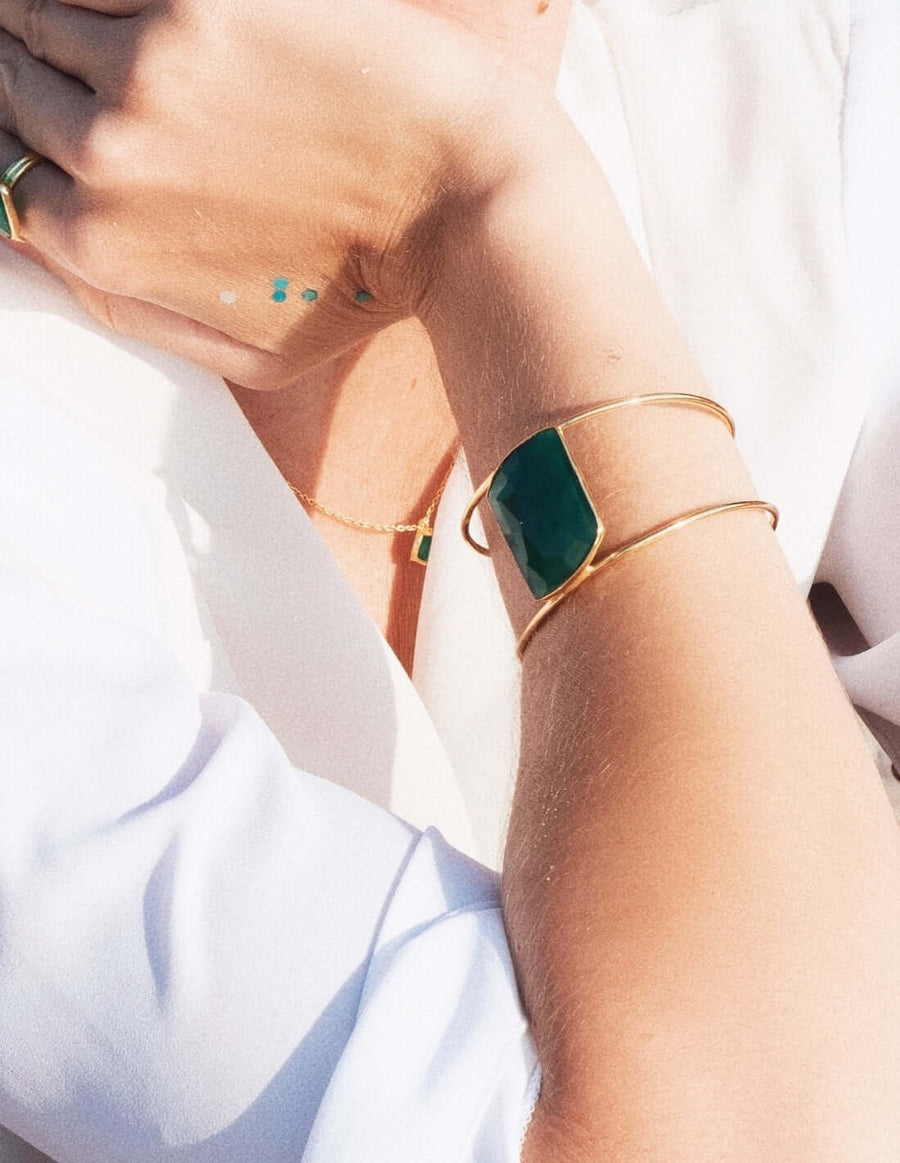 Modelo con brazalete verde perfecto para eventos y ocasiones especiales