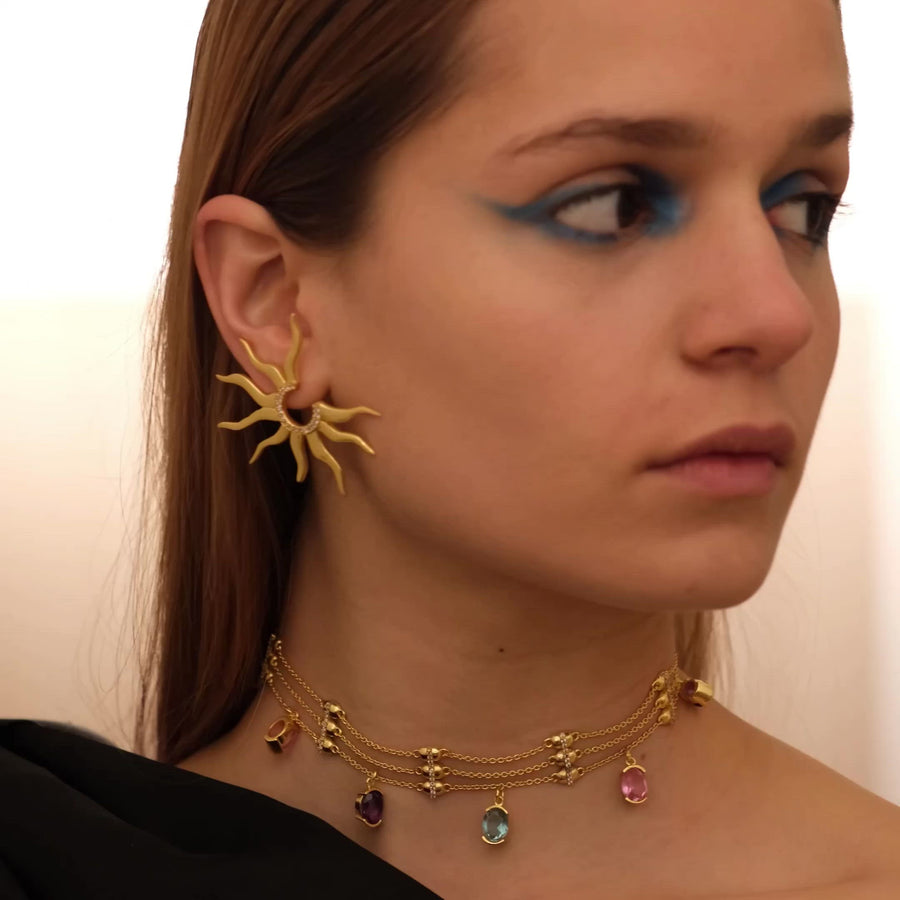 Video de modelo luciendo coleccion de LAVANI Jewels Le Tarot