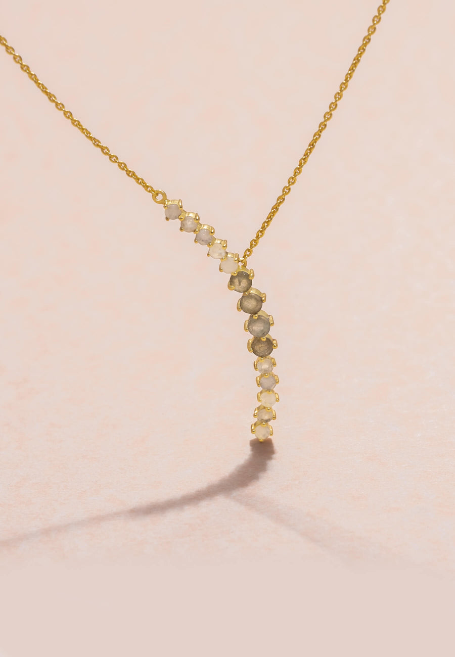 Colgante con piedras que suben por la cadena
