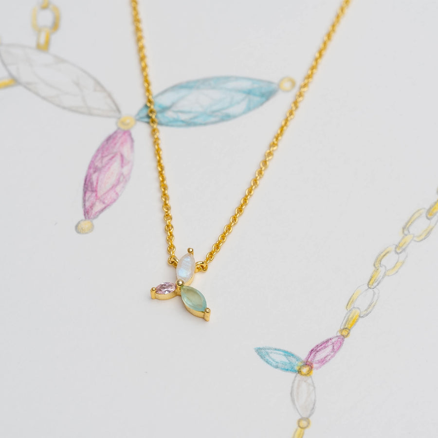 Colgante dorado flor de loto Denali con dibujo del boceto de nuestra joyeria