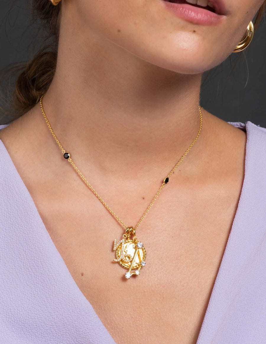moelo con cadena dorada y charms simbolo zodiaco