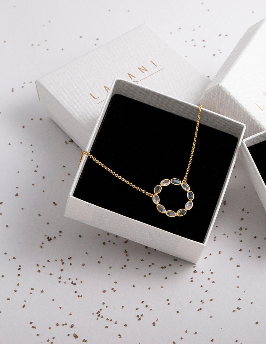 Choker con círculo central inspirado en el Universo