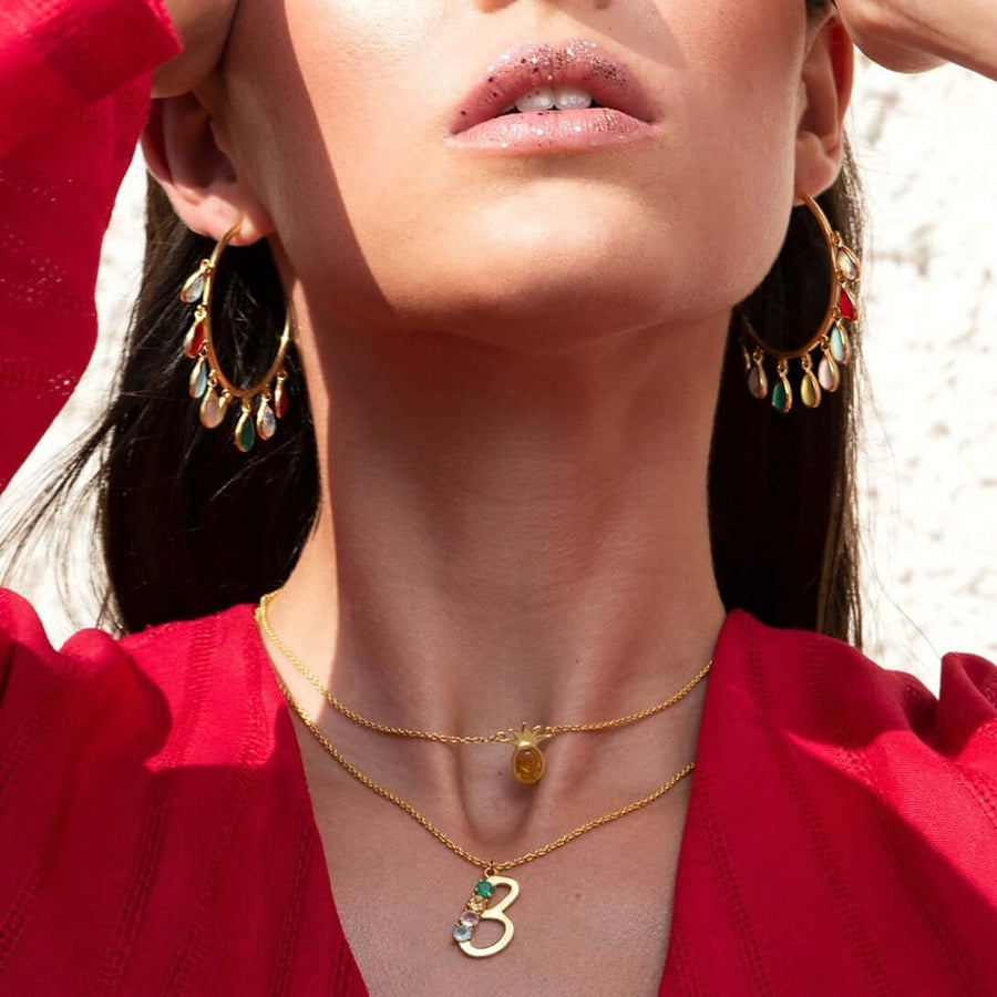 modelo luciendo joyas doradas de Lavani Jewels