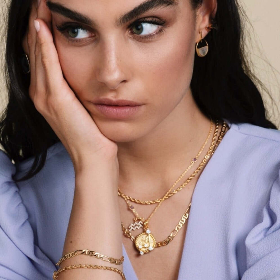 modelo con cadenas sencillas bañadas en oro