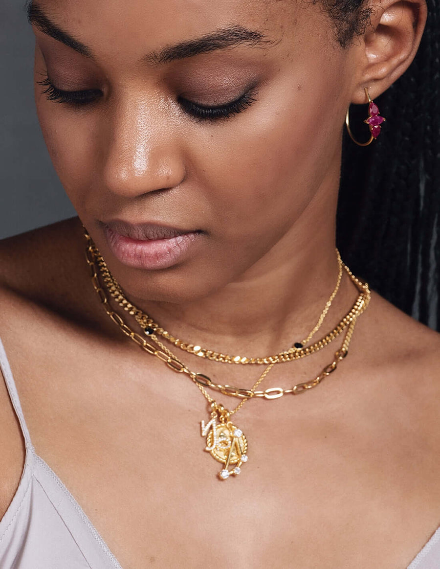 modelo con cadenas doradas de Lavani Jewels