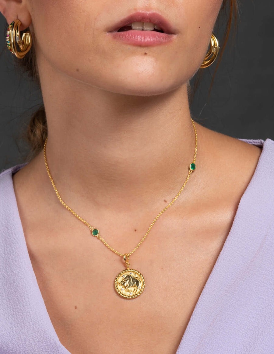 modelo con collar simbolo zodiacal