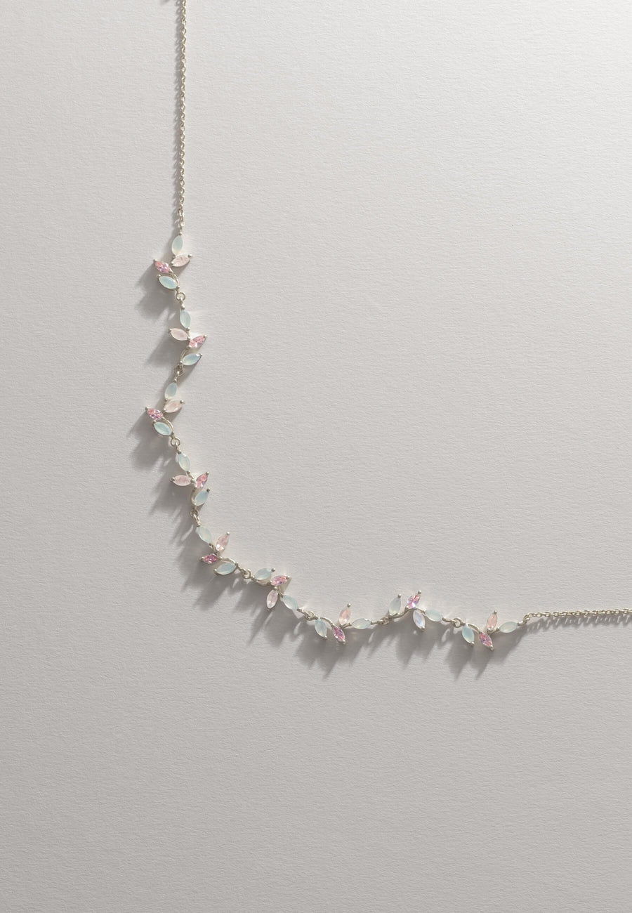 collar en plata con piedras rosas y aguamarina