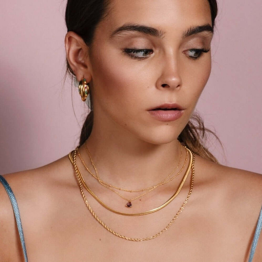modelo con collar de eslabones
