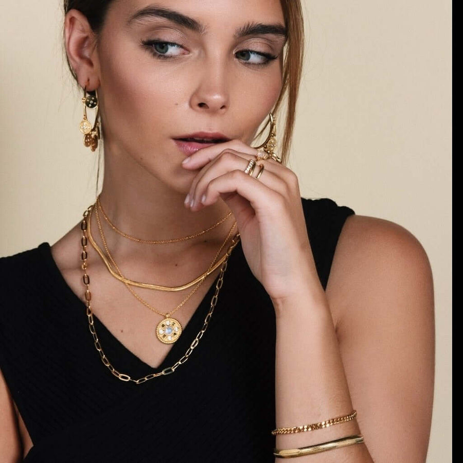 modelo con joyas doradas de Lavani