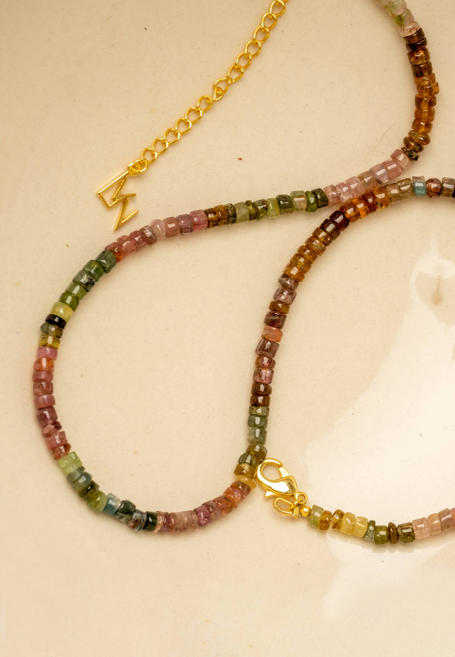 Zoom de collar de turmalinas de colores hecho con bolitas