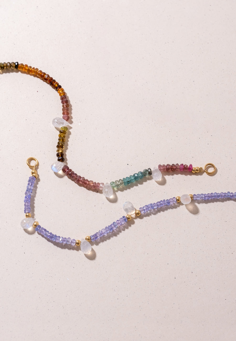 Collares de bolitas de colores con turmalina y piedra luna