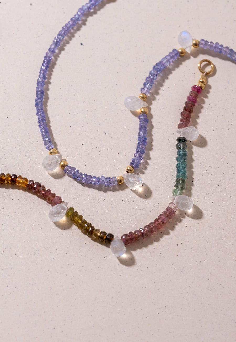 Collares de bolitas de colores con turmalina