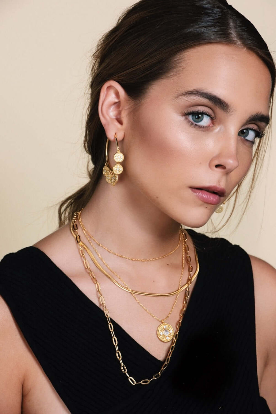 modelo con cadenas finas doradas de Lavani Jewels, incluyendo choker de bolitas y colgante de eslabones de cadena dorados