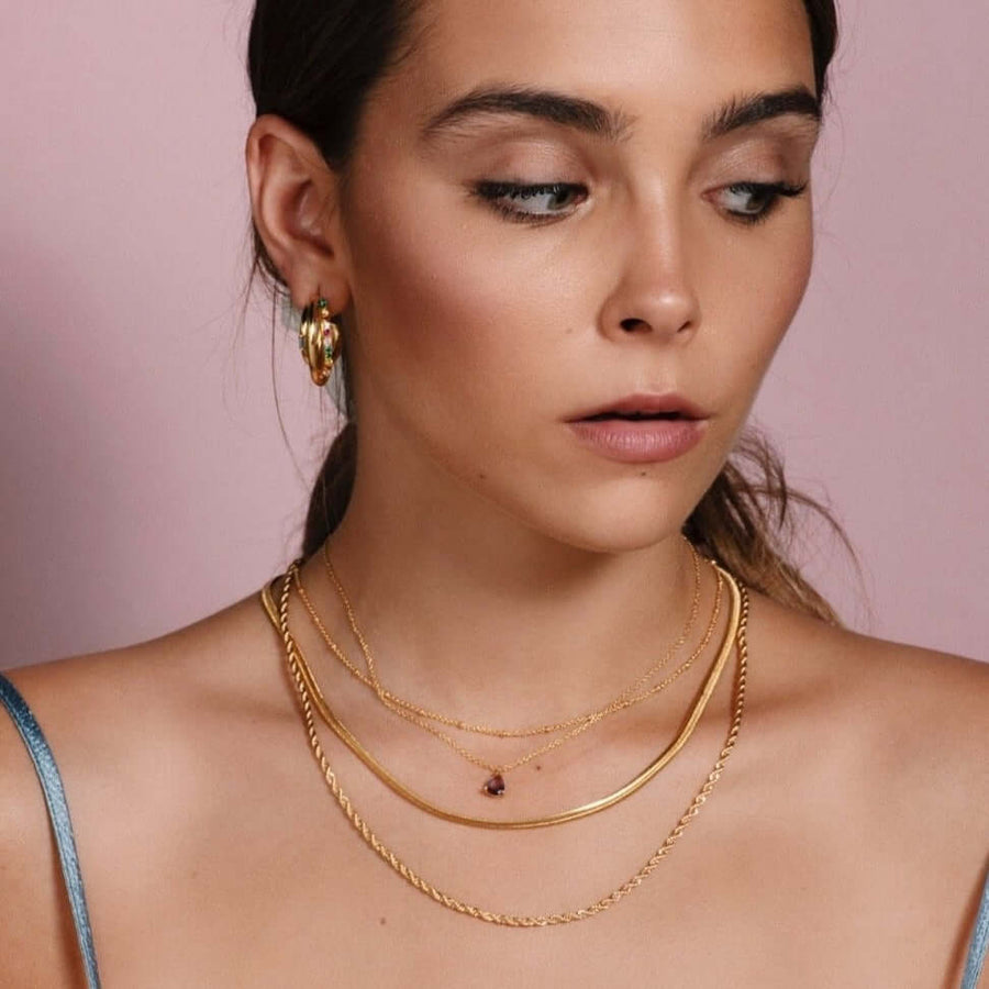 modelo con cadenas doradas finas