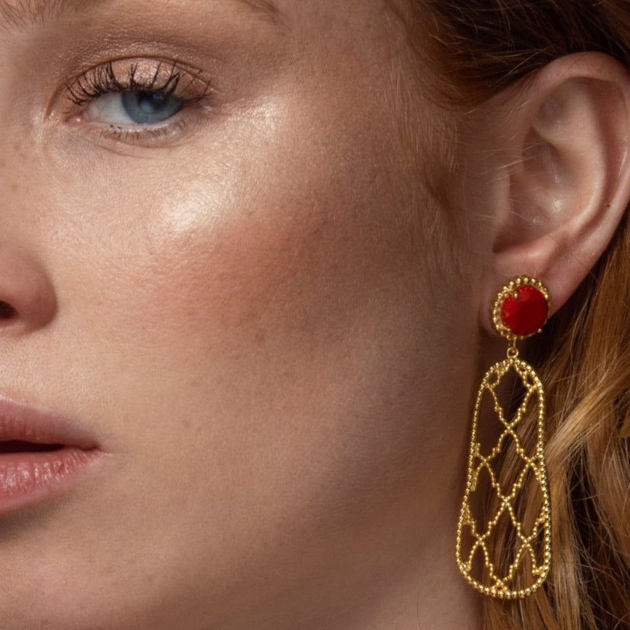 Modelo con pendientes largos rojos Alhambra