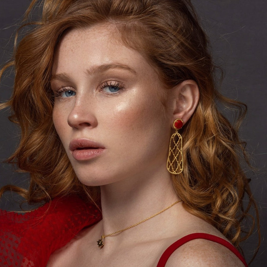Modelo con pendientes grandes rojos para eventos