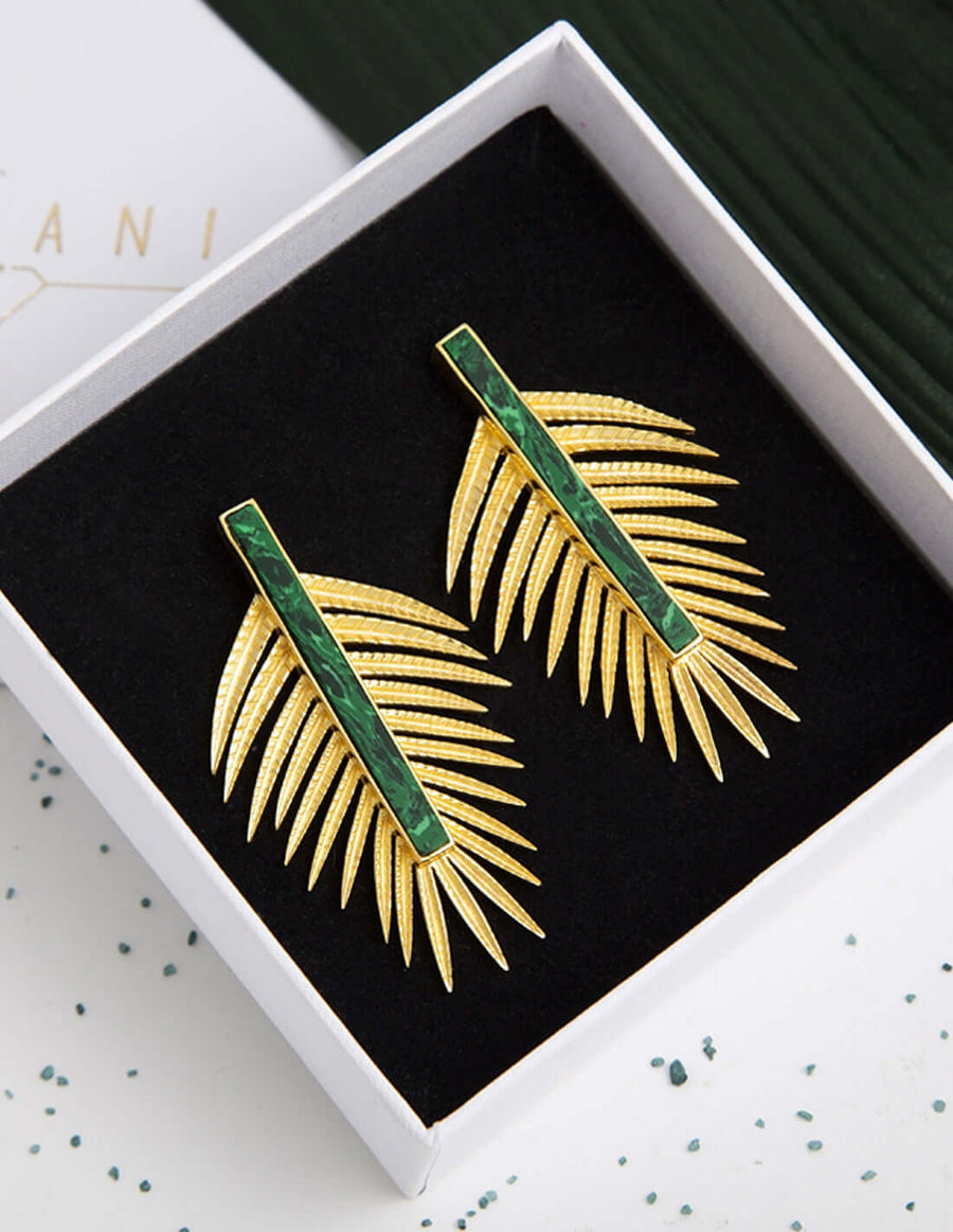 Pendientes dorados y verdes con forma de hoja