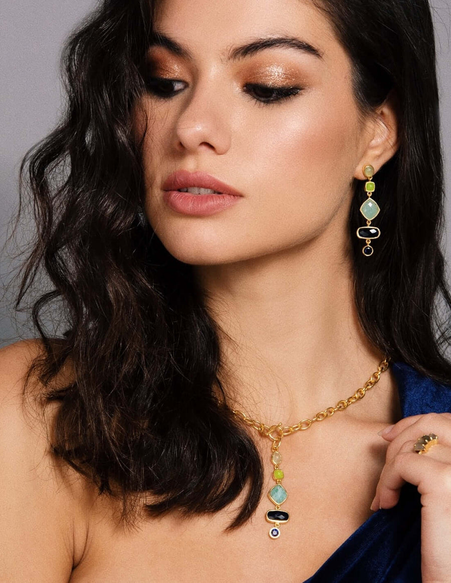 pendientes dorados y azul