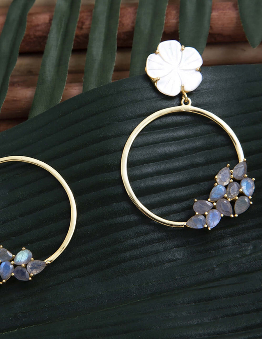 pendientes con motivo floral perfectos para eventos