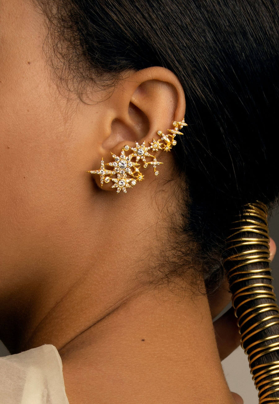 Pendientes trepadores de estrellas que cubren toda la oreja con estrellas