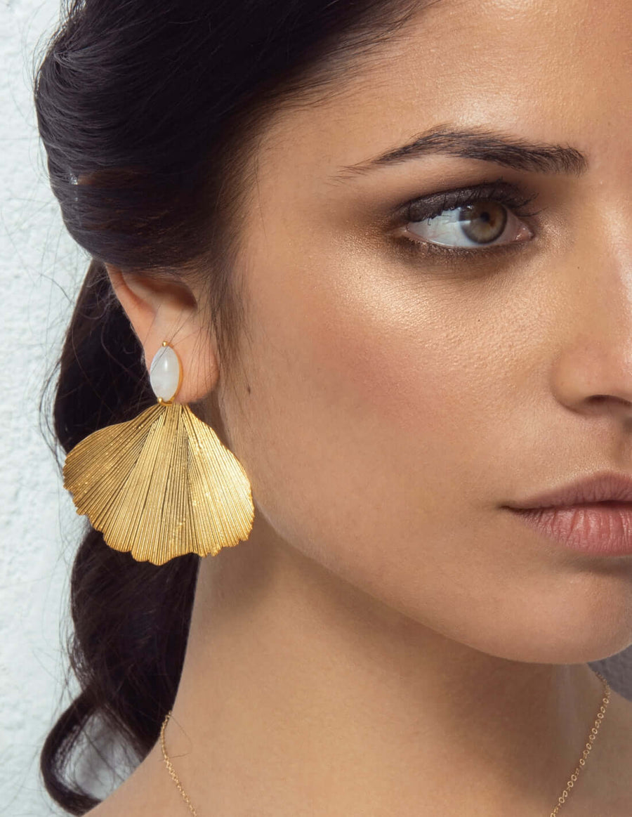 Modelo con pendientes perfectos para invitada bañados en oro
