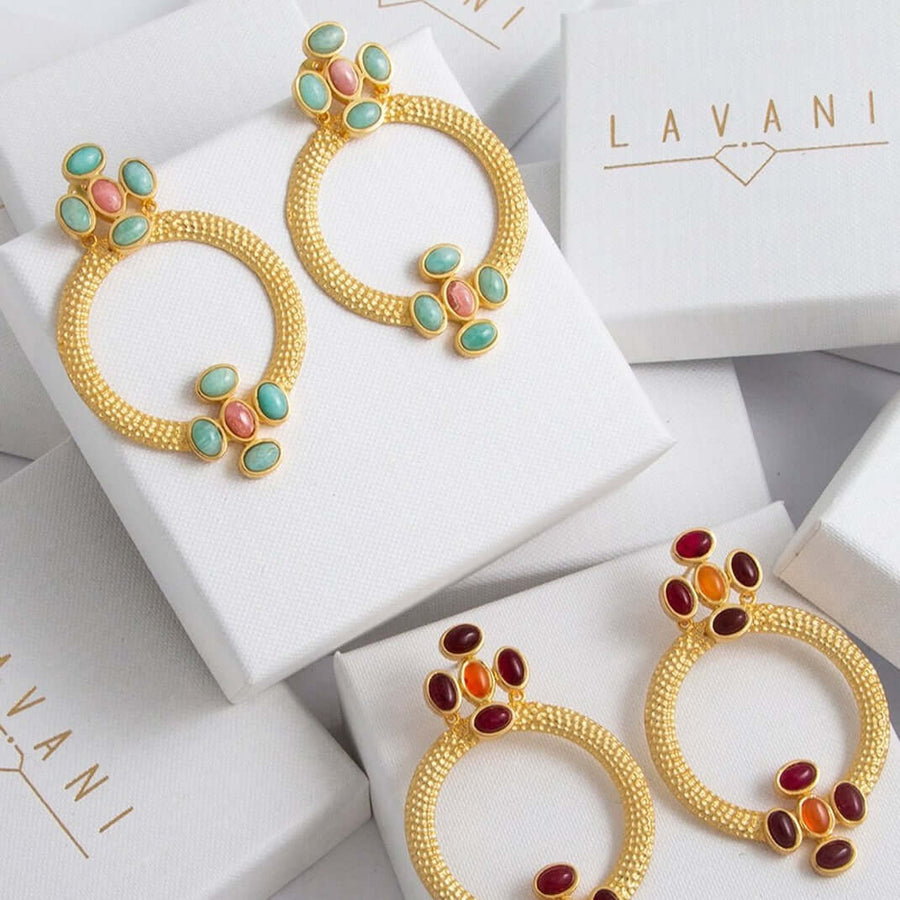 pendientes de aro dorados con piedras naturales de Lavani Jewels