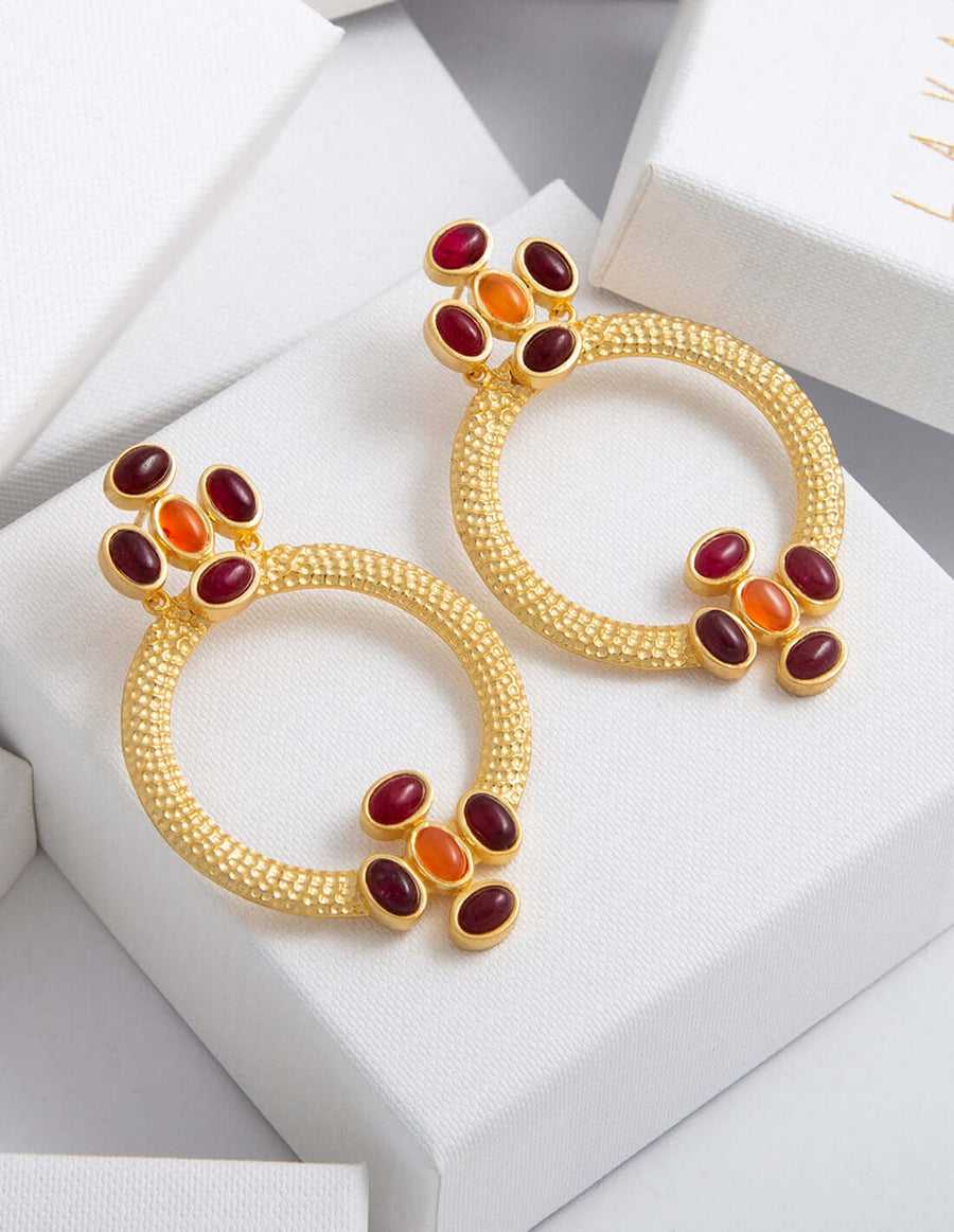 pendientes de invitada con piedras granate