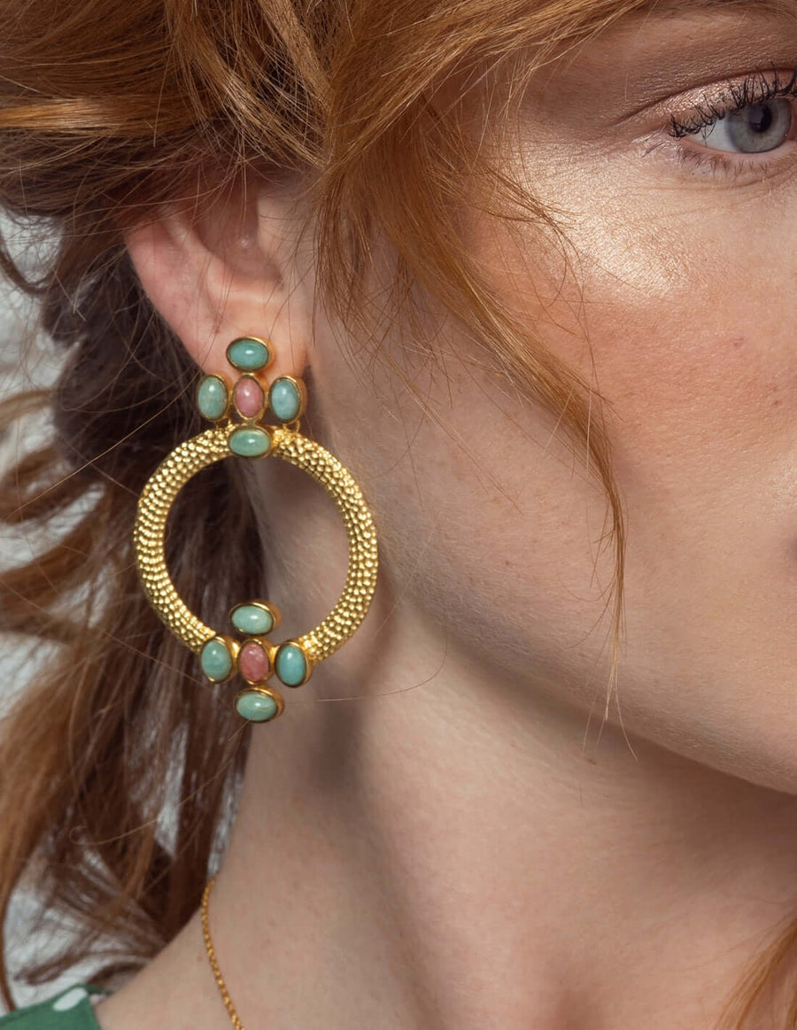 modelo con pendientes de aro dorados