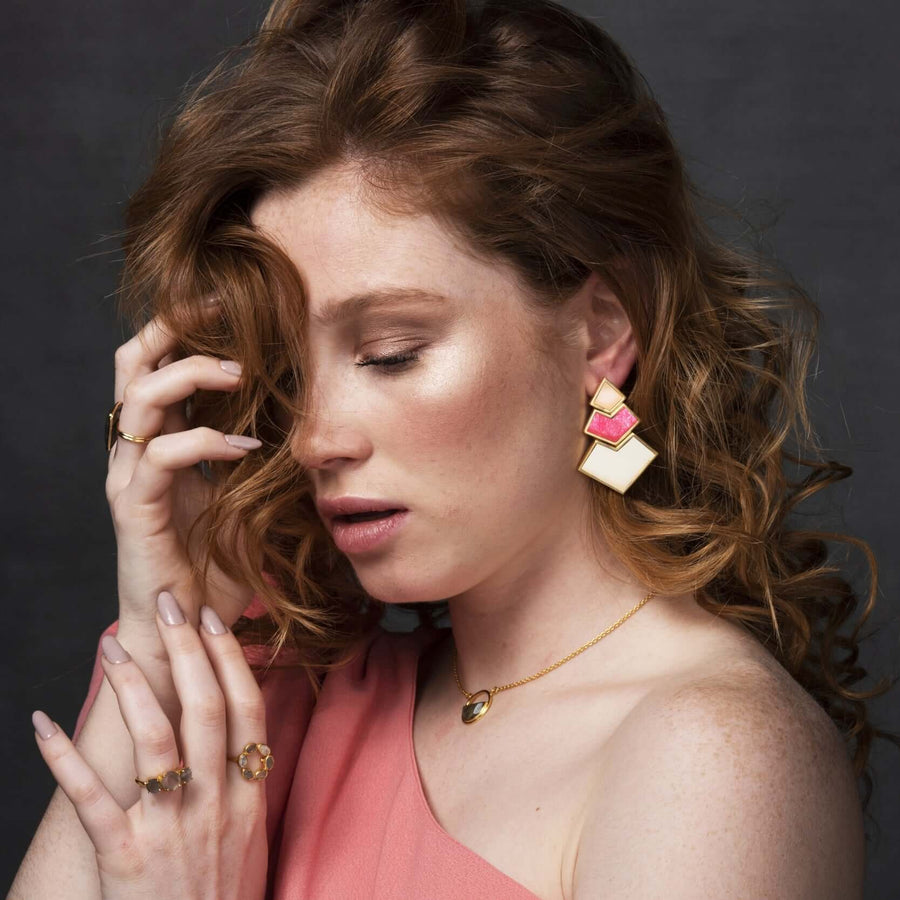 modelo con pendientes de piedras naturales rosa fucsia de lavani jewels