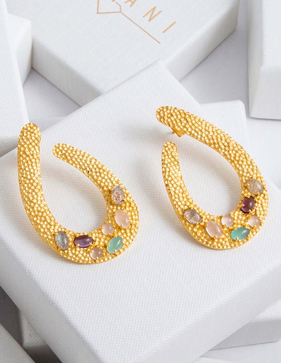 pendientes bañados en oro con piedras naturales