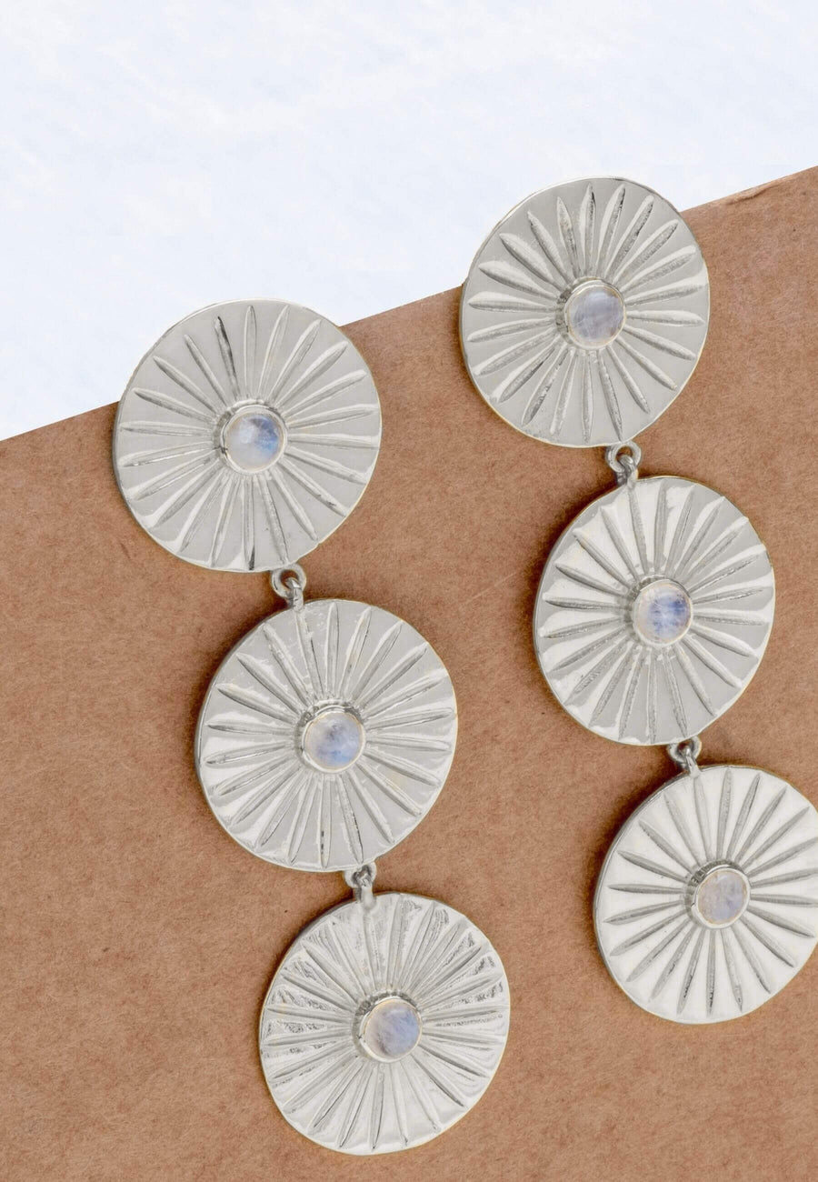 pendientes plateados largos con piedra blanca