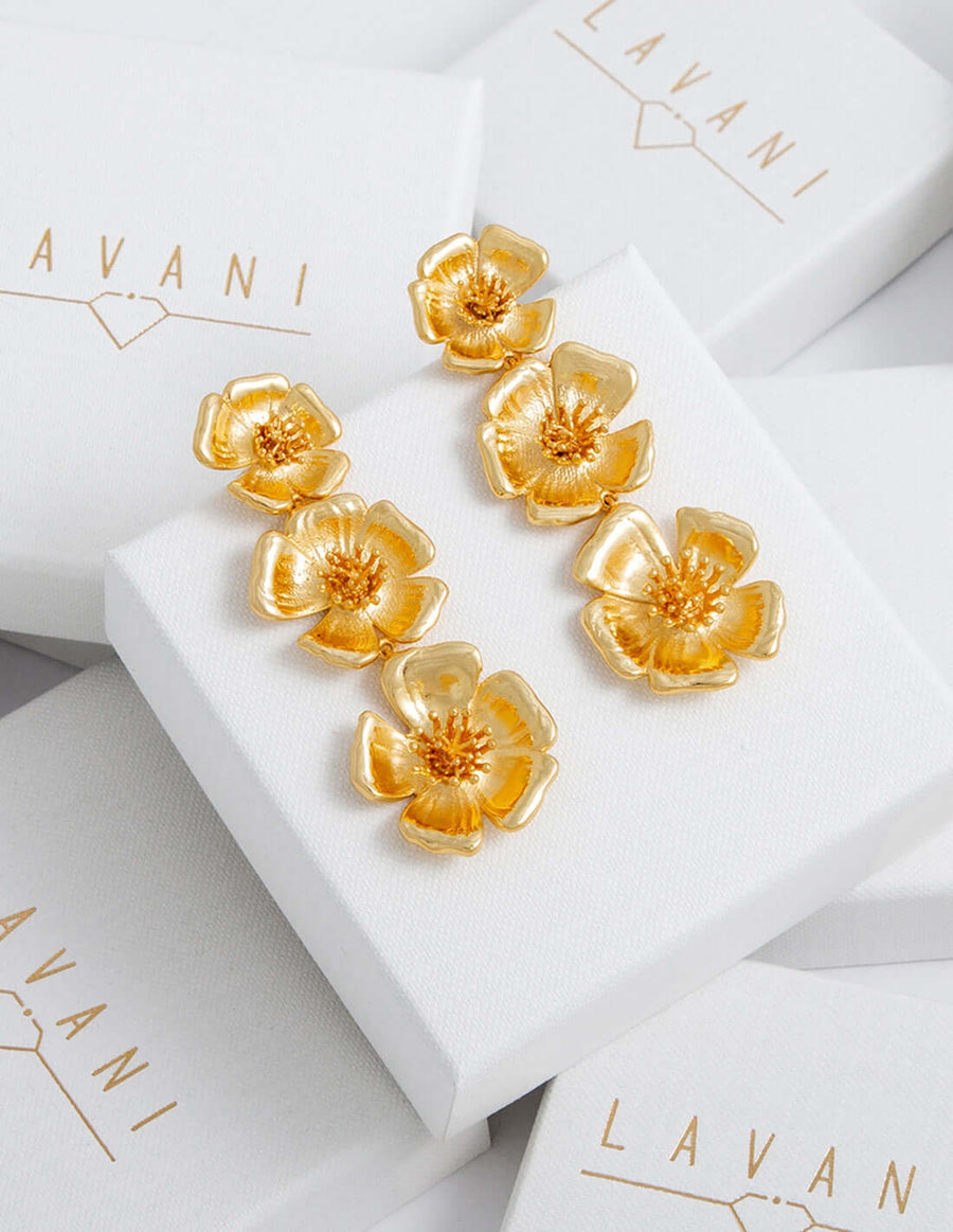 Pendientes largos con flores bañados en oro