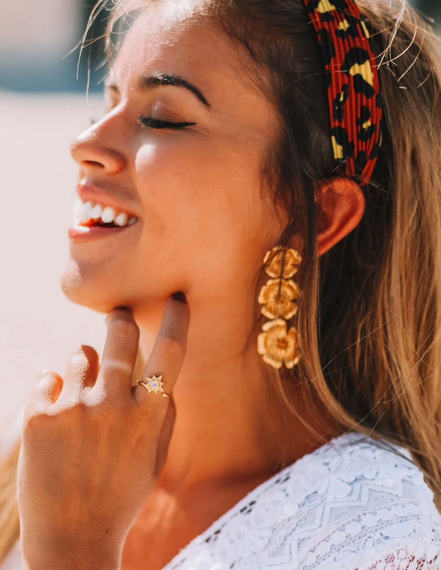 Pendientes largos con flores bañados en oro