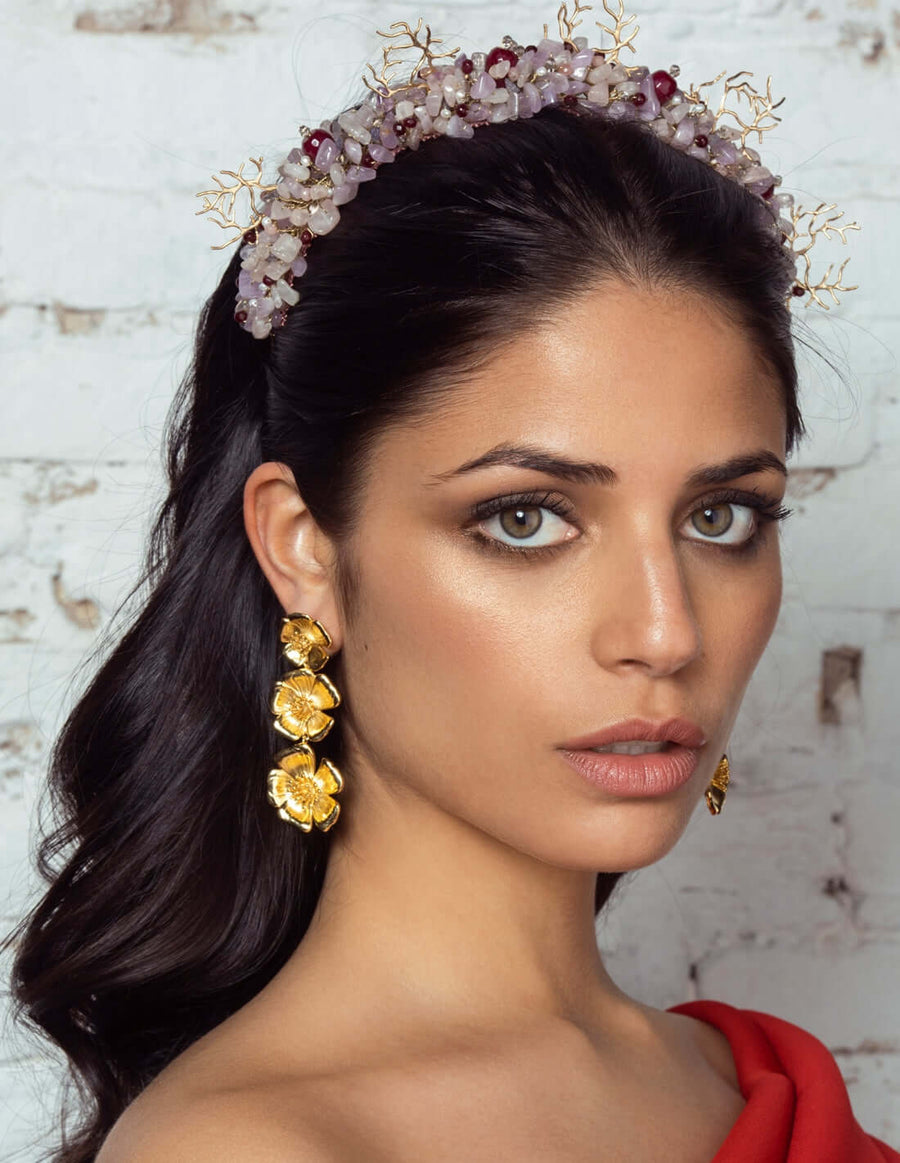 Modelo con pendientes largos con flores