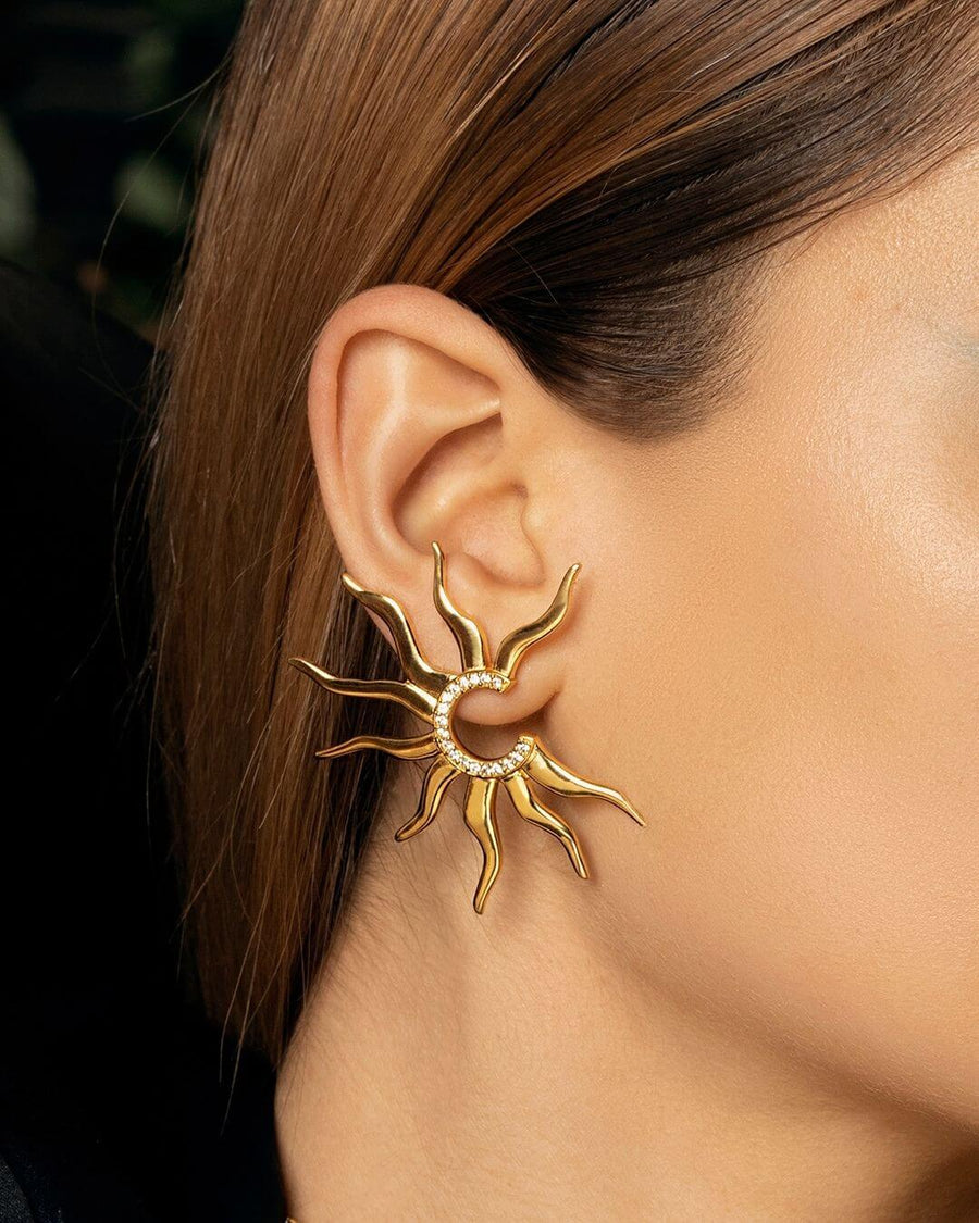 modelo con pendientes bañados en oro de 18k diseño exclusivo de LAVANI Jewels