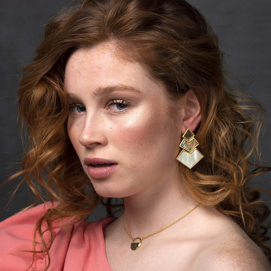 modelo con pendientes grandes de fiesta