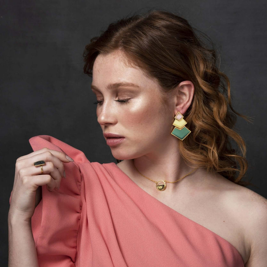 Modelo con pendientes grandes de Lavani Jewels