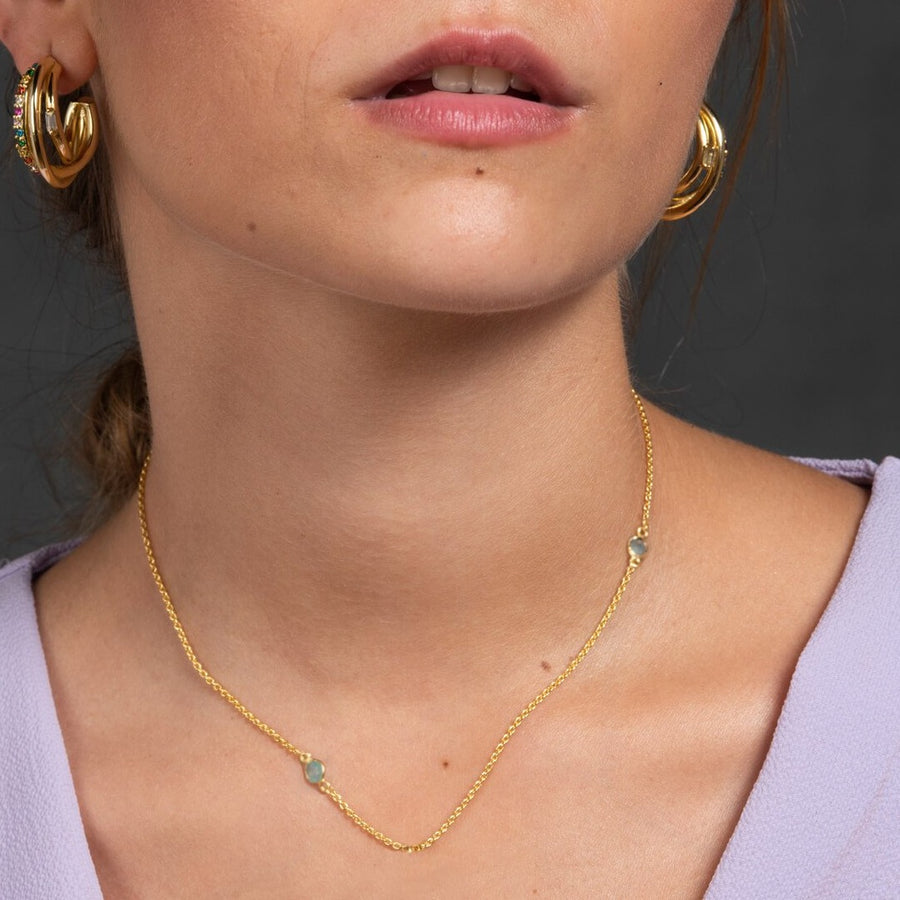 Modelo luciendo Cadena dorada Birthstone Piscis