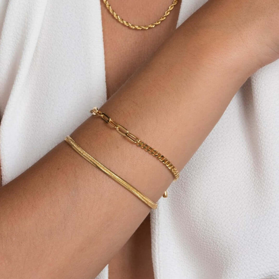 pulseras doradas con distintos eslabones