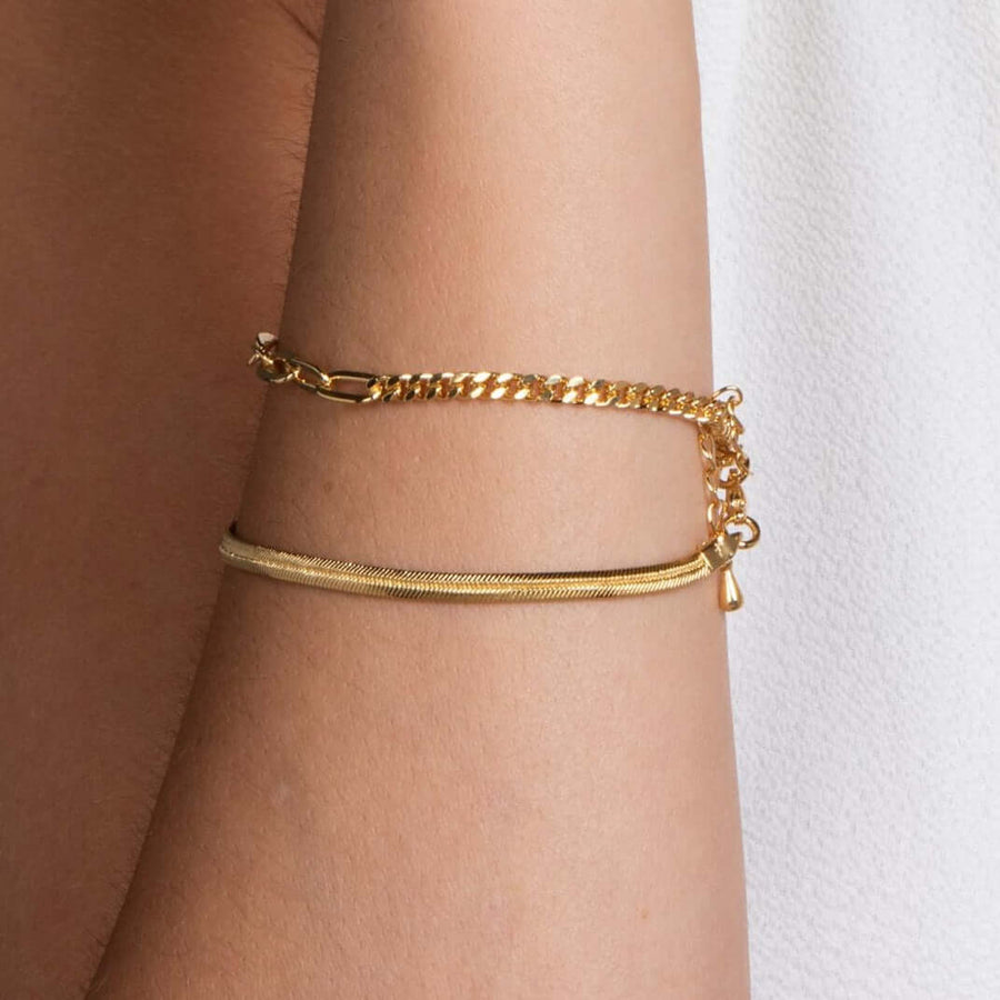 combinacion de pulseras finas doradas tipo cadena