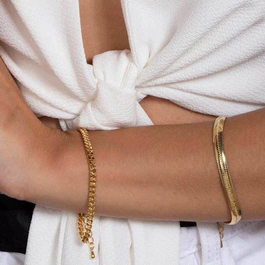 modelo con varias pulseras doradas diseño de Lavani Jewels